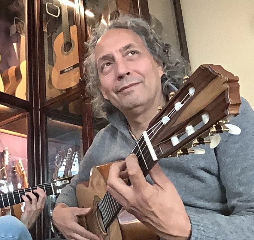 Rüdiger Zietz mit Gitarre